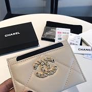 Chanel 19 Card Holder Beige Lambskin Quilted size 7.5 x 11 cm - 3