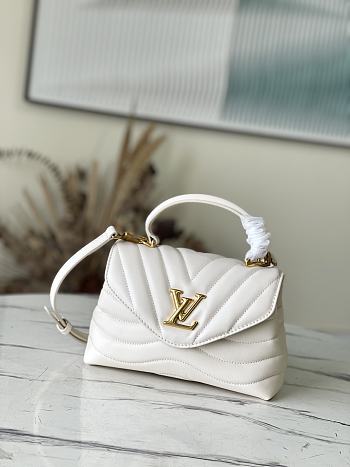 Louis Vuitton Hold Me White Smooth Leather M21797 size 23x15x10 cm