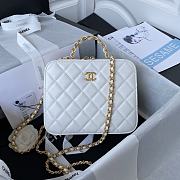 Chanel Vanity Case in White Lambskin AS3319 size 16x20.5x7.5 cm - 1