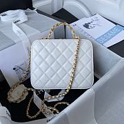 Chanel Vanity Case in White Lambskin AS3319 size 16x20.5x7.5 cm - 3