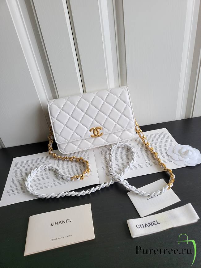 Chanel WOC White Lambskin size 12 x 19 x 3.5 cm - 1