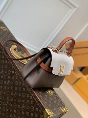 LV Lockme Ever BB White/Brown/Grey Size 28x20x11.5 cm - 4