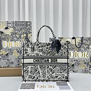 Dior Large Book Tote White and Black Plan de Paris Embroidery 41.5x32x5 cm - 1