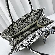 Dior Medium Book Tote White and Black Plan de Paris Embroidery 37x28x16 cm - 3