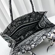 Dior Medium Book Tote Black and White Plan de Paris Embroidery 37x28x16 cm - 4