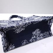 Dior Medium Book Tote Dior Rêve d'Infini Embroidery with Navy Blue Metallic - 2