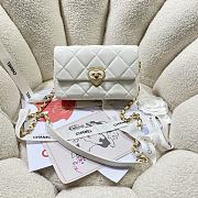 Chanel Small Flap Bag White Lambskin size 21 x 14 x 7 cm - 1