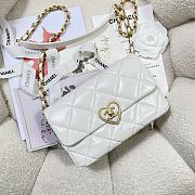 Chanel Small Flap Bag White Lambskin size 21 x 14 x 7 cm - 4