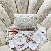 Chanel Small Flap Bag White Lambskin size 21 x 14 x 7 cm - 2