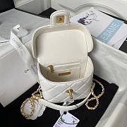 Chanel Small Vanity Case White Lambskin & Gold-Tone Metal 12.5x15x8 cm - 2