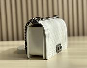 Chanel Silver Quilted Caviar Medium Boy Bag White Size 25 cm - 2