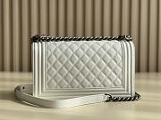 Chanel Silver Quilted Caviar Medium Boy Bag White Size 25 cm - 5