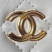 Chanel Small Vanity Case with Chain Pearl Crush White Lambskin Size 17x9.5x8 cm - 6
