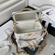 Chanel Small Vanity Case with Chain Pearl Crush White Lambskin Size 17x9.5x8 cm - 2