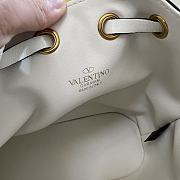 VALENTINO | Garavani Natural Mini Bucket Bag In Nappa With Vlogo Signature Chain White - 5