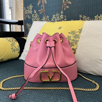 VALENTINO | Garavani Natural Mini Bucket Bag In Nappa With Vlogo Signature Chain  Light Pink
