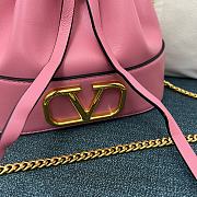VALENTINO | Garavani Natural Mini Bucket Bag In Nappa With Vlogo Signature Chain  Light Pink - 2