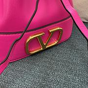 VALENTINO | Garavani Natural Mini Bucket Bag In Nappa With Vlogo Signature Chain In Pink - 6