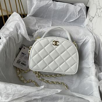CHANEL | Handbag in White Size 16 cm
