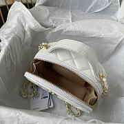 CHANEL | Handbag in White Size 16 cm - 4