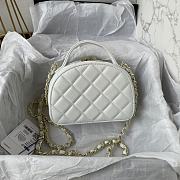 CHANEL | Handbag in White Size 16 cm - 2