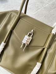 GIVENCHY | Antigona Soft medium leather bag Green - 4