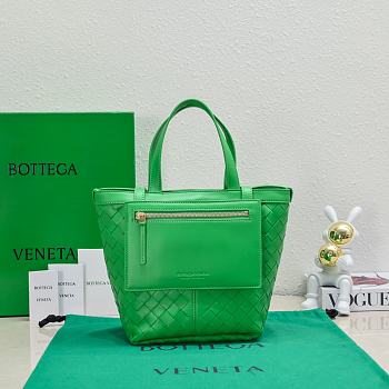 BOTTEGA VENETA | Small Flip Flap In Green Size 23x18.5x15 cm