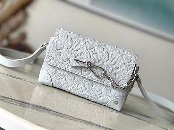 LOUIS VUITTON | Steamer Wearable Wallet In White
