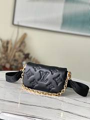 LOUIS VUITTON | Wallet On Strap Bubblegram Chain Bag In Black  - 1