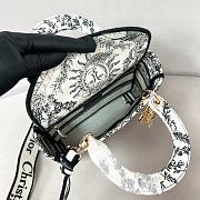 DIOR | Medium Lady D-lite Bag White And Navy Blue Toile De Jouy Soleil Embroidery - 4