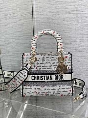 DIOR | Dioramour Medium Lady D-Lite Bag White Embroidery with Black and Red Je Vous Adore Motif - 1