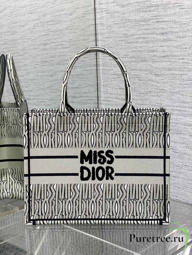 DIOR | Medium Dior Book Tote White and Black Miss Dior Allover Embroidery - 1