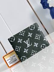 LOUIS VUITTON | Multiple Wallet Green - 1