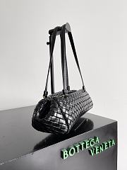 BOTTEGA VENETA | Let's Go Shoulder bag with elongated foldable shape black - 3