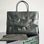 BOTTEGA VENETA | Large Arco Tote Bag in Kaki - 1