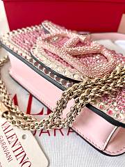 VALENTINO | VLogo Signature small Locò crystal-embellished shoulder bag pink - 3