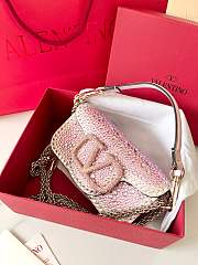 VALENTINO | VLogo Signature small Locò crystal-embellished shoulder bag pink - 2