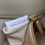 BOTTEGA VENETA | Medium Liberta In Cream - 3