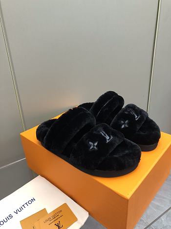 LOUIS VUITTON | Fur Flat Sandals In Black