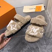 LOUIS VUITTON | Fur Flat Sandals In Beige White Pattern - 4