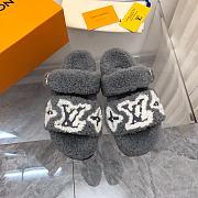 LOUIS VUITTON | Fur Flat Sandals In Blue White Pattern - 1