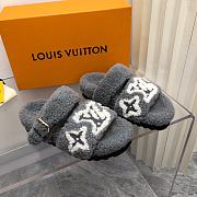 LOUIS VUITTON | Fur Flat Sandals In Blue White Pattern - 6