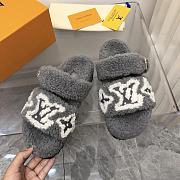 LOUIS VUITTON | Fur Flat Sandals In Blue White Pattern - 3