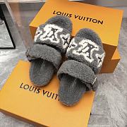 LOUIS VUITTON | Fur Flat Sandals In Blue White Pattern - 2