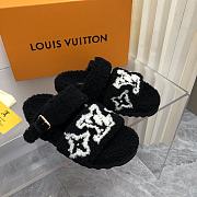 LOUIS VUITTON | Fur Flat Sandals In Black White Pattern - 4