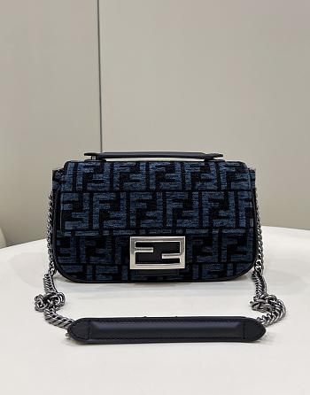 FENDI | Baguette Chain Midi Bag Blue