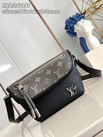 LOUIS VUITTON | Pulse Wearable Wallet M12618