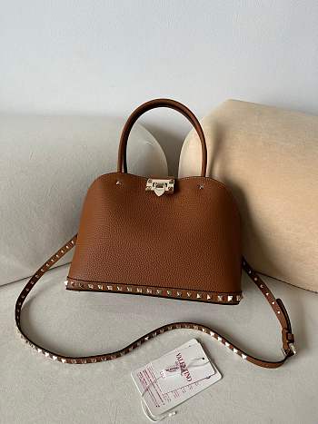 VALENTINO | GARAVANI ROCKSTUD SMALL HANDBAG IN GRAINY CALFSKIN BROWN