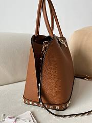 VALENTINO | GARAVANI ROCKSTUD SMALL HANDBAG IN GRAINY CALFSKIN BROWN - 2