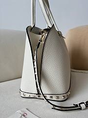 VALENTINO | GARAVANI ROCKSTUD SMALL HANDBAG IN GRAINY CALFSKIN WHITE - 5